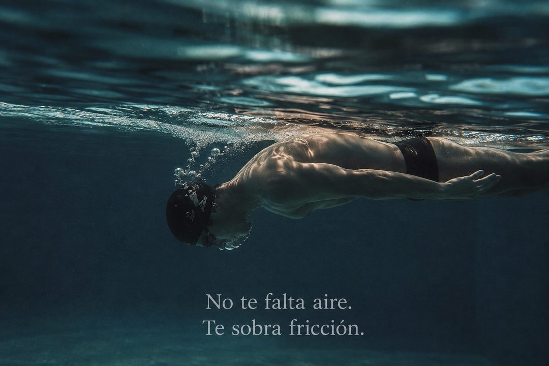 5 ajustes biomecánicos para nadar continuo sin pelear con el agua (aunque hoy te ahogues a los 25 metros)